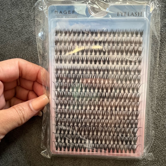 Individual Lashes - Picture 1 of 3